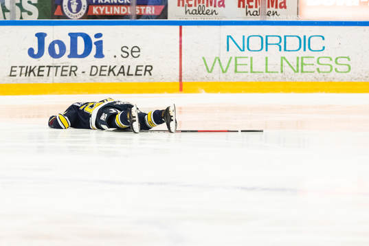 s Jonathan Wikström ligger ner på isen
