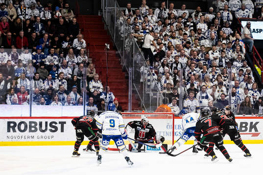 Leksands Carter Ashton och Örebros målvakt Jhonas Enroth