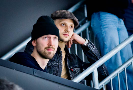 Örebros Rasmus Rissanen och Kristian Näkyvä på läktaren