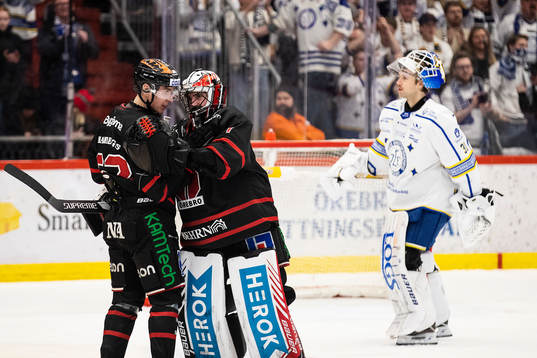 Örebros Robert Leino och målvakt Jhonas Enroth jublar
