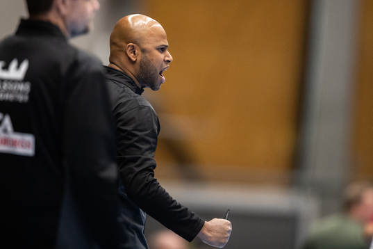 Lugis assisterande tränare Joel Tulldahl jublar