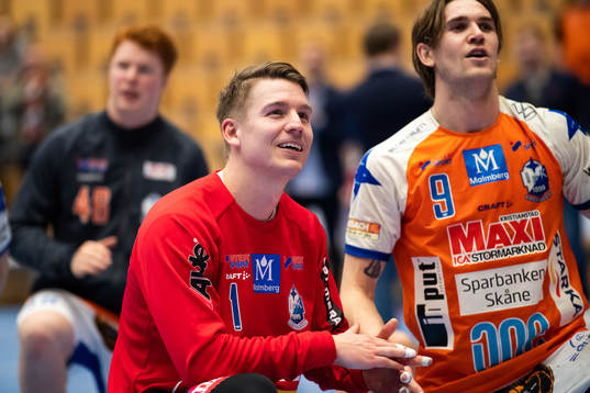 Kristianstads målvakt Leo Larsson jublar