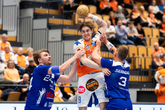 Kristianstads Anton Hallbäck mot Fredrik Hellgren och