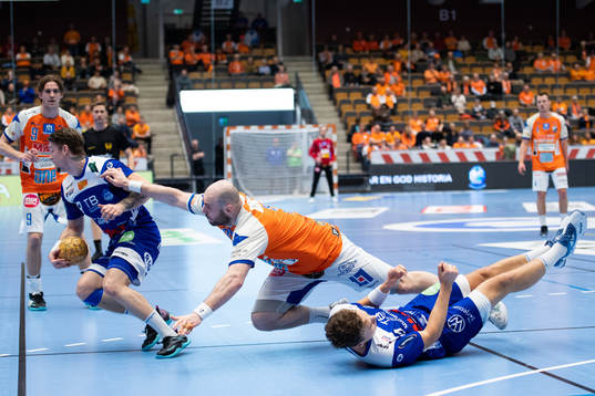 Kristianstads Besard Hakaj i kamp om bollen