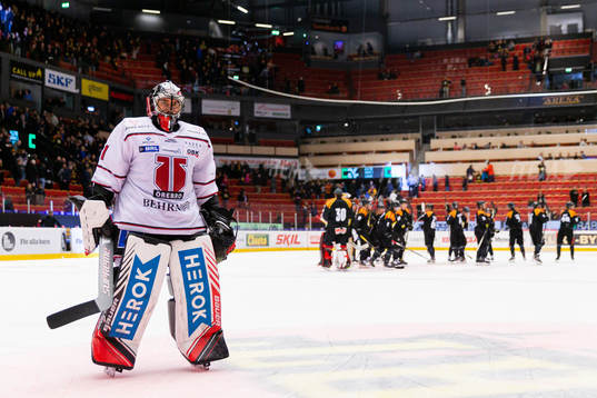 Örebros målvakt Jhonas Enroth deppar