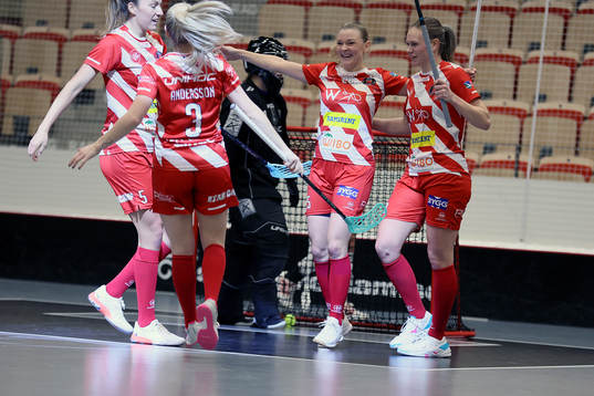 Pixbos Mia Karjalainen jublar