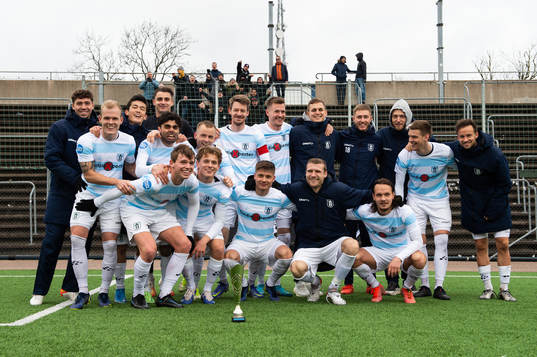 Helsingborgs spelare ställer upp för en lagbild med