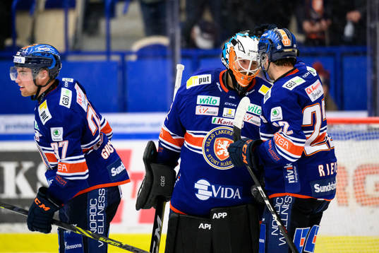 Växjös målvakt Emil Larmi och Tobias Rieder jublar