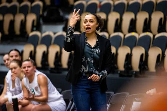 IK Eos assisterande coach Irene Otamiri