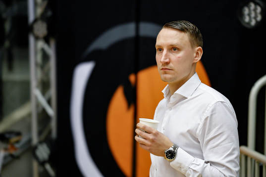 Norrköpings tränare Mikko Riipinen före basketmatchen i