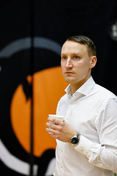Norrköpings tränare Mikko Riipinen före basketmatchen i