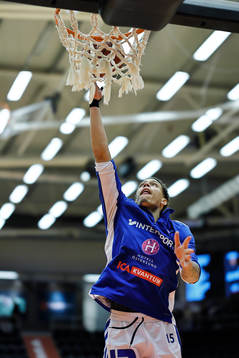 Jämtlands Pierre Hampton före basketmatchen i herrarnas
