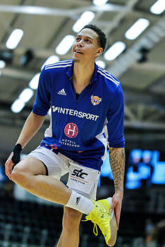 Jämtlands Pierre Hampton före basketmatchen i herrarnas