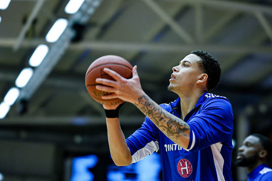 Jämtlands Pierre Hampton före basketmatchen i herrarnas
