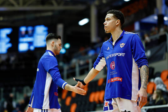 Jämtlands Pierre Hampton före basketmatchen i herrarnas