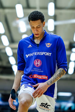 Jämtlands Pierre Hampton före basketmatchen i herrarnas