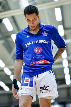 Jämtlands Pierre Hampton före basketmatchen i herrarnas