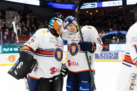 Växjös målvakt Emil Larmi och Joel Persson jublar