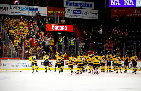 Luleåspelarna jublar framför fansen