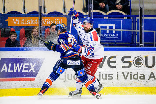 Växjös Glenn Gustafsson tacklar Oskarshamns Hynek Zohorna