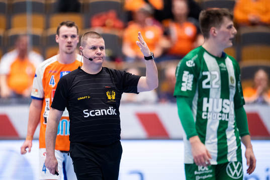 Domare Lennart Nilsson visar Hammarbys Viktor Ahlstrand ut