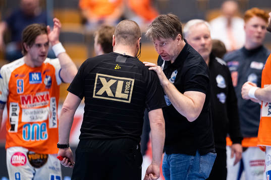 Kristianstads tränare Jonas Wille  i samtal med domare