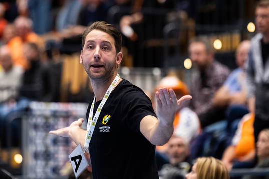 Hammarbys tränare Patrik Fahlgren agerar