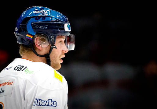 Växjö Ludvig Claesson med pride klistermärke på hjälmen