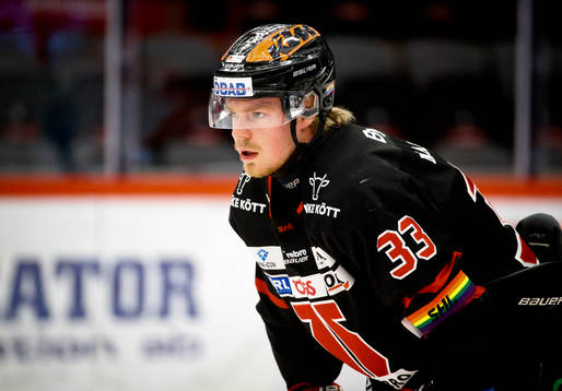 Örebros Christopher Mastomäki med prideband