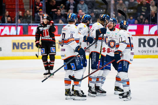 Växjös Amil Krupic jublar med lagkamrater