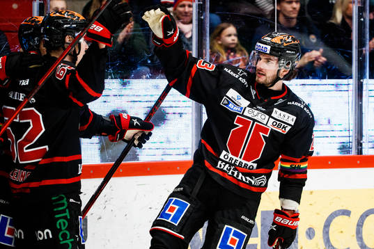 Örebros Robert Leino jublar med lagkamratewr