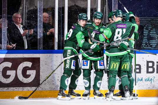 Färjestads Linus Johansson jublar med lagkamrater