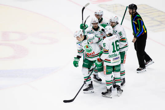 Rögles Anton Bengtsson jublar med lagkamrater