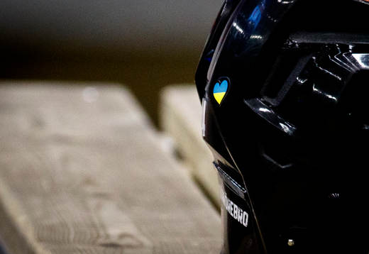 Ukrainas flagga på en Örebrohjälm