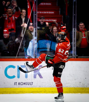 Örebros Robert Leino jublar