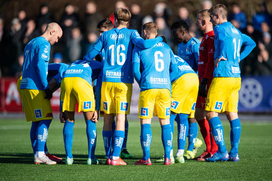 Halmstads spelare i ett gult och blått matchställ