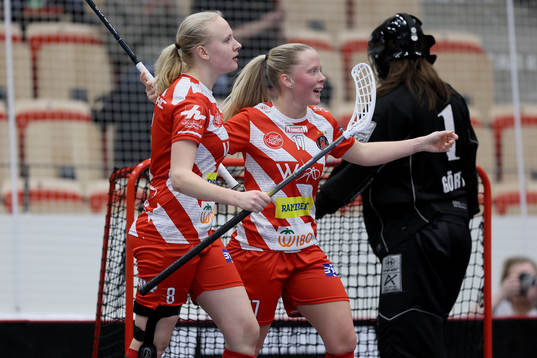 Pixbos Cajsa Elm och Emma Stenberg jublar