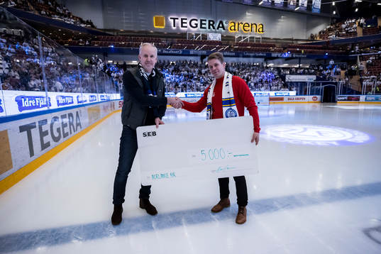 Hans Larsson från SEB delar ut ut check till Erik