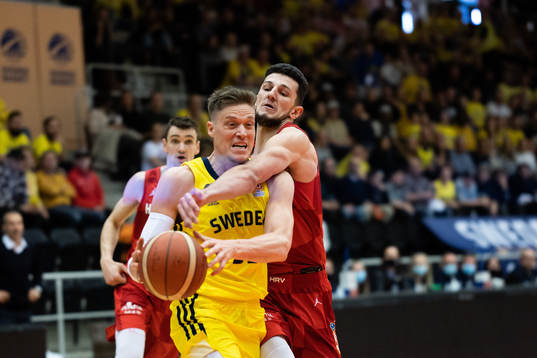 Jonas Jerebko of Sweden and Ivan Ramljak of Croatia