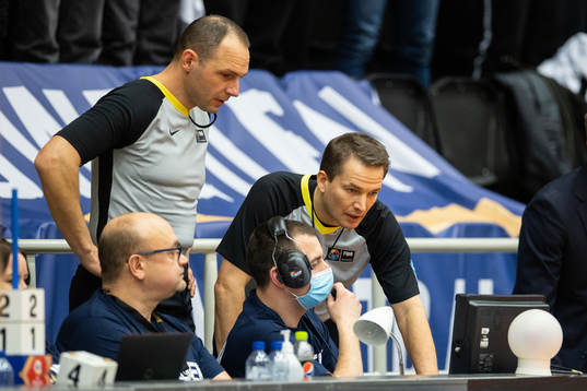 The referee review the equalizer point by Croatia with 5