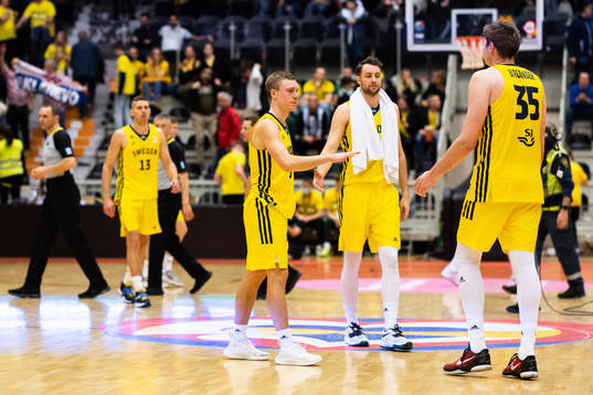 Players of Sweden look dejected
