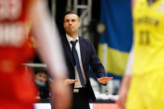 Head coach Ludwig Degernäs of Sweden