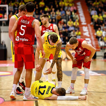 Ludvig Håkansson of Sweden injured