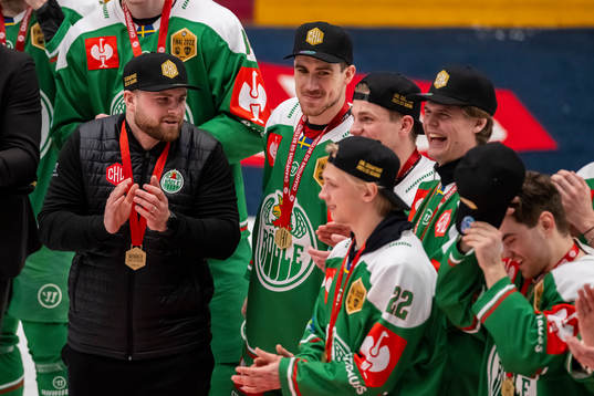 Jonas Elofsson, equipement manager celebrates