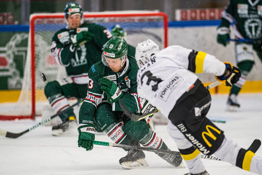 Västerås Ludvig Östman skjuter mot Tingsryds Hugo