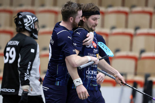 Mullsjös Johan Nygårdh och Isak Hall jublar
