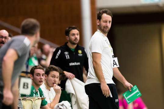 Hammarbys tränare Patrik Fahlgren gör en grimas mot