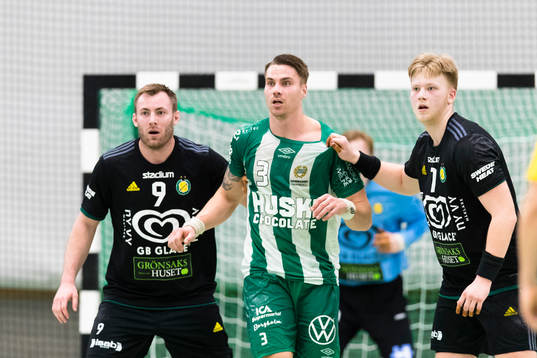 Hammarbys Kevin Johansson Eggan uppvaktas av Sävehofs