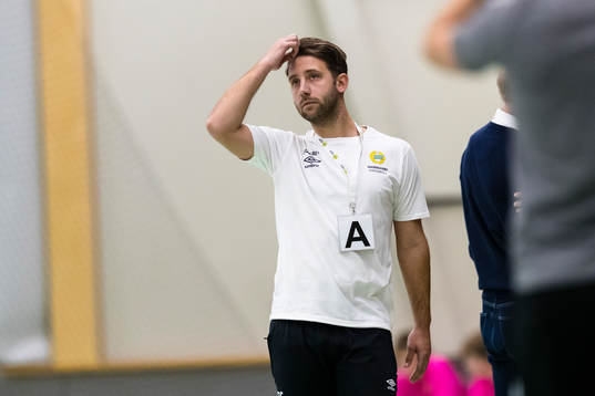 Hammarbys tränare Patrik Fahlgren ser fundersam ut