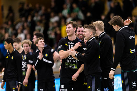 Sävehofs Pontus Brolin jublar med lagkamrater
